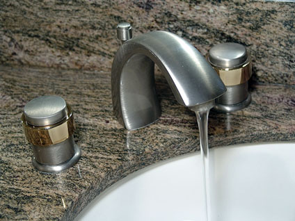 Bathroom Sink Faucet on Bathroom Faucet On Granite Countertop With Undermount Porcelain Sink